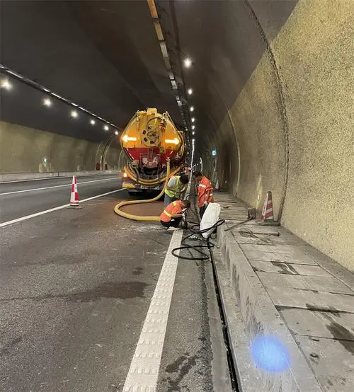 祁阳隧道排水渠清淤